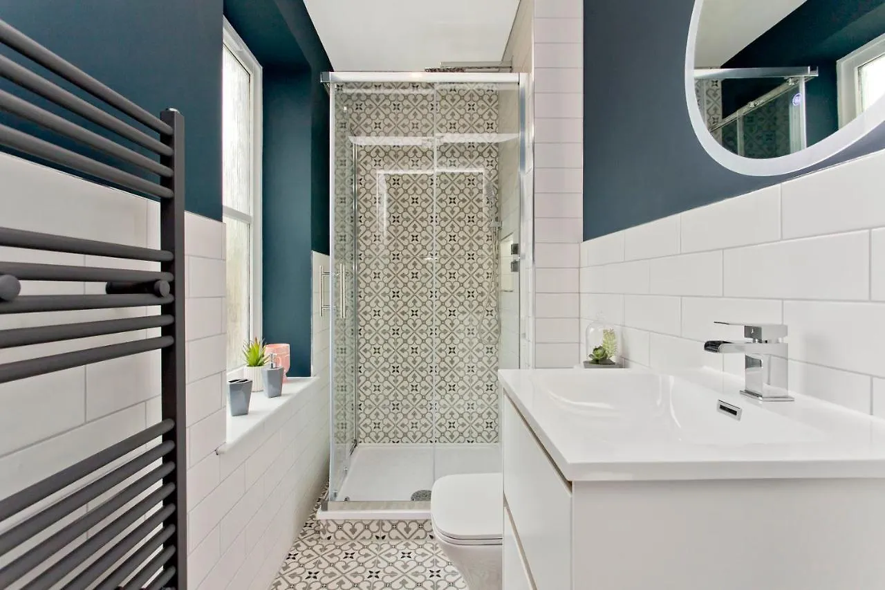 Modern City Centre 2 Bedroom 2 Bathroom Apartments, Main Door Ground With Private Parking إدنبرة