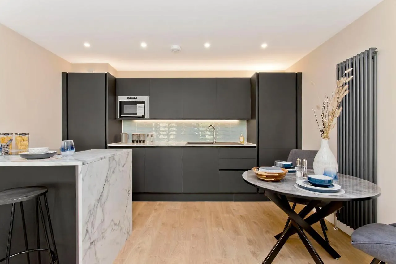 Modern City Centre 2 Bedroom 2 Bathroom Apartments, Main Door Ground With Private Parking إدنبرة